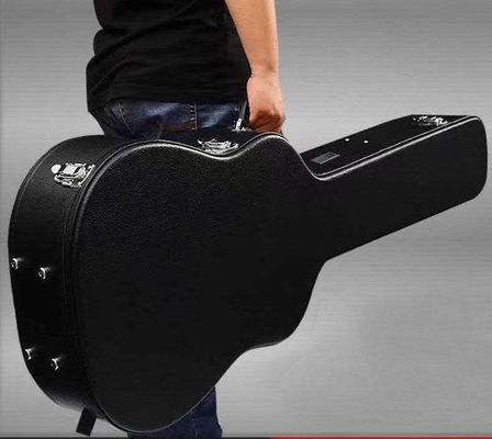 Caso clásico del vuelo de la guitarra de Plywooden con la manija que lleva rellenada